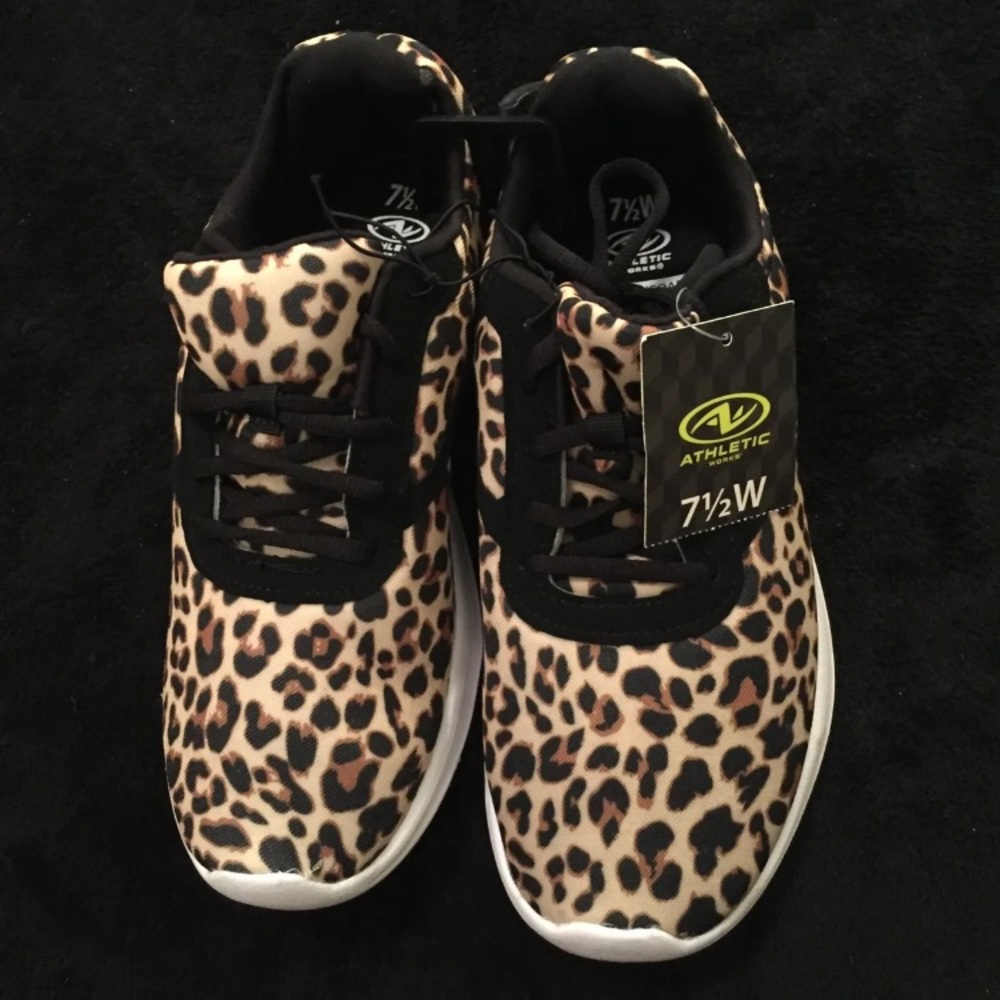 NWT Women’s 7.5 WIDE Shoes